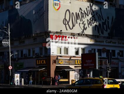 Bukarest, Rumänien - 22. Dezember 2019: An der Fassade des Bucharest Comfort Suites Hotel in Bukarest, Romani, ist ein Rotes Logo Mit Fünf Sternen zu sehen Stockfoto