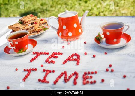 Zeit, um im Garten Tee zu trinken. Sommerzeit-Szene Stockfoto