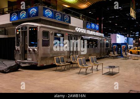 Chicago, Illinois, Vereinigte Staaten - 6. Februar 2020: Gans Island Beer Company CTA L Train Shaped Beer Bar auf der Chicago Auto Show 2020. Stockfoto