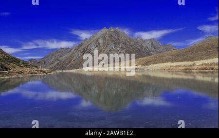 Malerische Landschaft und Reflexion des blauen Himmels und der Spitze auf dem zugefrorenen sela-see in tawang in arunachal pradesh, indien Stockfoto