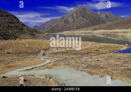 Treppe hinunter zum schönen sela-see vom sela-pass in tawang, arunachal pradesh in indien Stockfoto