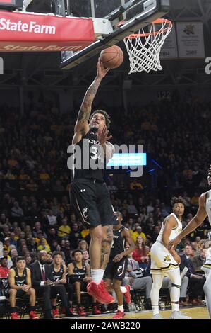 Wichita, Kansas, USA. Februar 2020. Cincinnati Bearcats bewachen Jarron Cumberland (34) beim NCAA-Basketballspiel zwischen den Cincinnati Bearcats und den Wichita State Shockers in der Charles Koch Arena in Wichita, Kansas, auf einem leichten Korb. Kendall Shaw/CSM/Alamy Live News Stockfoto