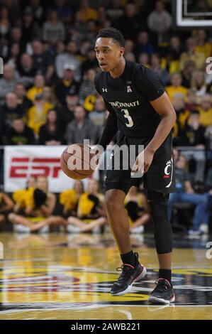 Wichita, Kansas, USA. Februar 2020. Cincinnati Bearcats Guard Mika Adams-Woods (3) übernimmt den Ball während des NCAA-Basketballspiels zwischen den Cincinnati Bearcats und den Wichita State Shockers in der Charles Koch Arena in Wichita, Kansas. Kendall Shaw/CSM/Alamy Live News Stockfoto