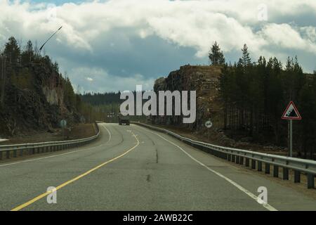 Auto fährt auf einer Autobahn, Auto fährt auf einer Fahrbahn Stockfoto