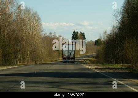 Auto fährt auf einer Autobahn, Auto fährt auf einer Fahrbahn Stockfoto