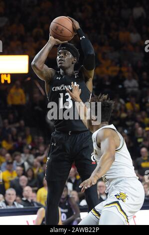 Wichita, Kansas, USA. Februar 2020. Cincinnati Bearcats Forward Tre Scott (13) schießt den Ball während des NCAA-Basketballspiels zwischen den Cincinnati Bearcats und den Wichita State Shockers in der Charles Koch Arena in Wichita, Kansas. Kendall Shaw/CSM/Alamy Live News Stockfoto