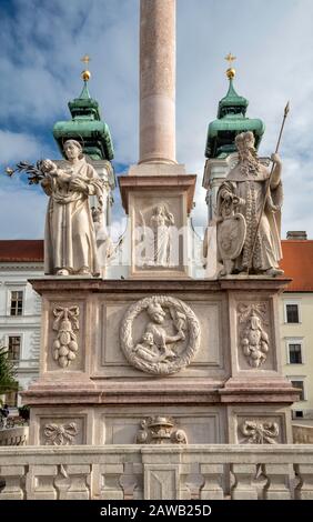 Skulpturen an der Mariensäule, 1686, Kirche des heiligen Ignatius, 1641, in Szechenyi ter, Innenstadtteil von Gyor, Westtransdanubien, Ungarn Stockfoto