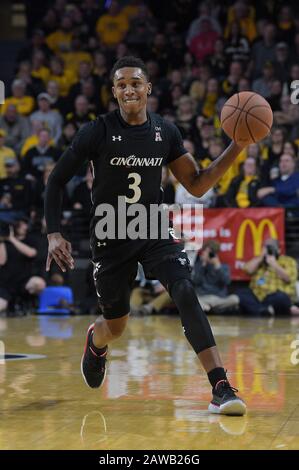 Wichita, Kansas, USA. Februar 2020. Cincinnati Bearcats Guard Mika Adams-Woods (3) übernimmt den Ball während des NCAA-Basketballspiels zwischen den Cincinnati Bearcats und den Wichita State Shockers in der Charles Koch Arena in Wichita, Kansas. Kendall Shaw/CSM/Alamy Live News Stockfoto