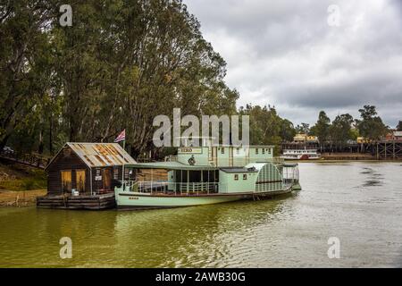 Zwei Flussboote dockten am Murray River an der historischen Echuca Holzwarf an der Grenze zwischen Victoria und New South Wales in Australien an. Stockfoto