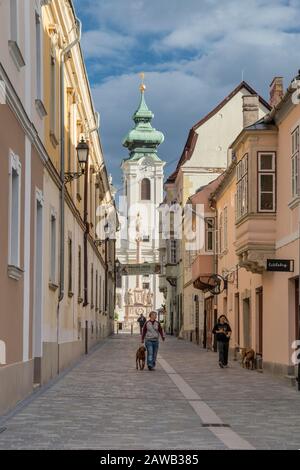 St. Ignatiuskirche, Blick auf Stelczer Lajos utca, Fußgängerzone im Innenstadtbereich von Gyor, Westtransdanubien, Ungarn Stockfoto