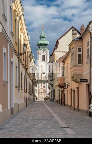 St. Ignatiuskirche, Blick auf Stelczer Lajos utca, Fußgängerzone im Innenstadtbereich von Gyor, Westtransdanubien, Ungarn Stockfoto