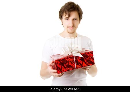 Bild eines Mannes, der das Geschenk in Rot auf weißem Hintergrund gibt Stockfoto
