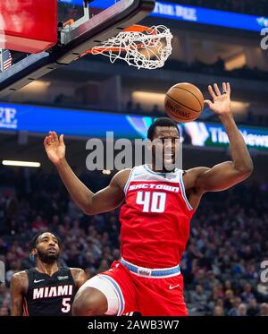 Sacramento, CA, USA. Februar 2020. Sacramento Kings Forward Harrison Barnes (40) reagiert, nachdem er am Freitag, 7. Februar 2020 in Sacramento während eines Spiels im Golden 1 Center gegen die Miami Heat punkteriert hat. Kredit: Paul Kitagaki Jr./ZUMA Wire/Alamy Live News Stockfoto