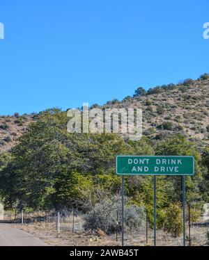 Trinken Sie nicht und fahren Sie auf dem Schild am Straßenrand von Globe, Gila County, Tonto National Forest, Arizona USA Stockfoto