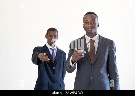 Afrikanischer stehender Geschäftsleute, der studiert und denkt, konzentrierte sich Stockfoto