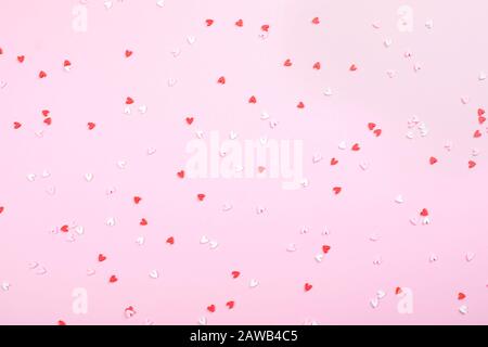 Valentinstag Konzept. Grußkarte mit pinkfarbenen Herzen. Minimales Urlaubskonzept. Draufsicht, flacher Lay. Stockfoto