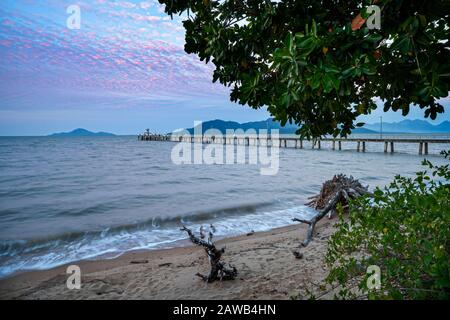 Cardwell Jetty bei Sonnenaufgang, Cardwell North Queensland, Australien Stockfoto