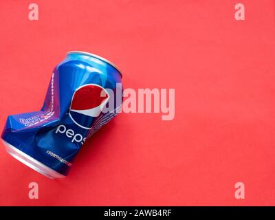 Pepsi zerknittertes Aluminium kann auf rotem Hintergrund für das Recycling vorbereitet werden Stockfoto