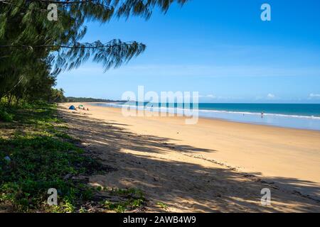 Blick auf Mission Beach an der Coral Sea, Far North Queensland, Australien Stockfoto