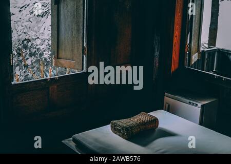 Klassisches Holzfenster im Schlafzimmer des traditionellen Hauses in Thailand Stockfoto