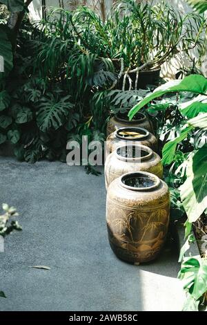 Erdwasserbehälter im Garten, Regentopfreservoir aus Thailand Stockfoto