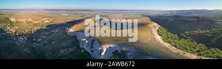 Dorf in Berg. Natur-Luftbild-Komposition. Stockfoto
