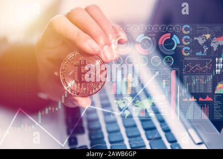 Bitcoin mit Laptop Computer Infografik für Digital Money oder Cryptocurrency neues Konzept für virtuelle Währung Zahlungstechnologie Stockfoto