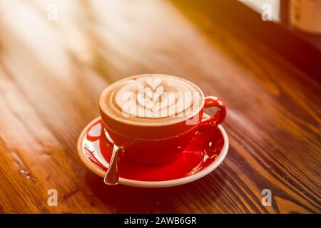Latte Art heißen Kaffee auf Holztisch am Morgen Stockfoto