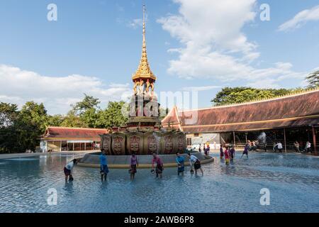 Jinghong, China - 2. Januar 2020: Menschen, die das Wasserspritzfest (Songkran Festival) für das neue Jahr in Jinghong, der Hauptstadt von Xishuangbanna, feiern Stockfoto