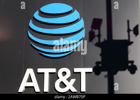 Der Schatten der Videoüberwachungsgeräte der Polizei, die auf ein AT&T-Logo, New York, New York (Januar 2020) fallen Stockfoto