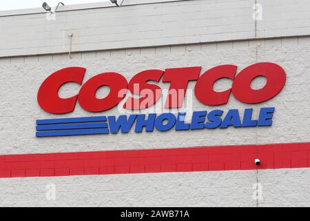 Ein Costco Wholesale Logo auf ihrem Lagerhaus in der Staten Island Mall, New York, New York. Stockfoto