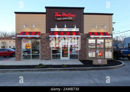 Tim Hortons, 1562 Hylan Boulevard, Staten Island, New York. NYC Schaufenster Foto einer Drive-Thru-Kette Donut Bake Shop in Dongan Hills Stockfoto