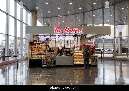 Ein Tim Hortons Donut Shop in einem Transitterminal in Jamaica, Queens, New York. Stockfoto