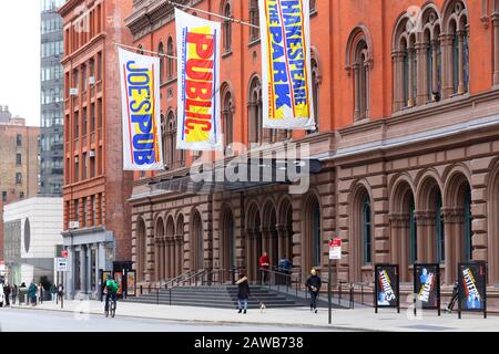 The Public Theatre, 435 Lafayette Street, New York, New York, New York, Außenansicht eines off-broadway-Theaters im East Village Viertel von Manhattan. Stockfoto