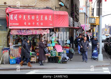 Ecke von Catherine St und East Broadway in New York Chinatown. Stockfoto