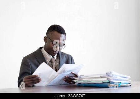 Ehrliche Darstellung des Jungen afrikanischen Ethnicity Business Man, Der An Seinem Schreibtisch arbeitet (Geschäftsleute in Afrika) Stockfoto
