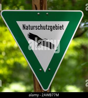 Landschaftsschutzgebiet ist Deutschland Worte bedeuten Naturschutz. Das raue alte Naturschutzschild besteht aus Dreiecksform Stockfoto