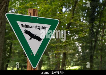 Landschaftsschutzgebiet ist Deutschland Worte bedeuten Naturschutz. Das raue alte Naturschutzschild besteht aus Dreiecksform Stockfoto