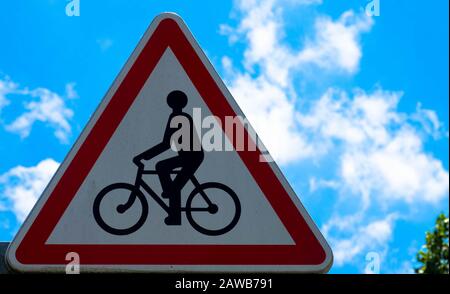 Verkehrszeichengefahr durch die häufige Durchfahrt von Fahrrädern Stockfoto