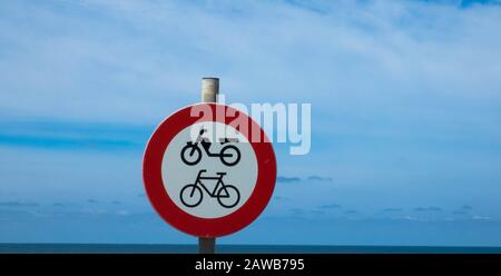 Holländisches Straßenschild: Kein Zugang für Fahrräder und Kleinkrafträder Stockfoto