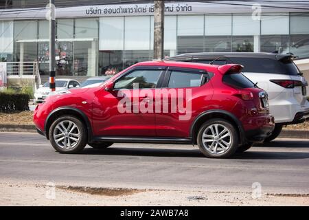 Chiangmai, Thailand - 12. Dezember 2019: Privatwagen, Nissan Juke. Auf der Straße Nr.1001, 8 km von der Stadt Chiangmai. Stockfoto