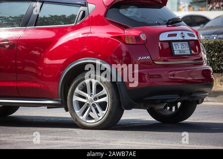 Chiangmai, Thailand - 12. Dezember 2019: Privatwagen, Nissan Juke. Auf der Straße Nr.1001, 8 km von der Stadt Chiangmai. Stockfoto