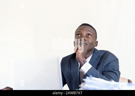 Afrikanischer charmanter Kerl bei der Arbeit ceo im Büro Stockfoto