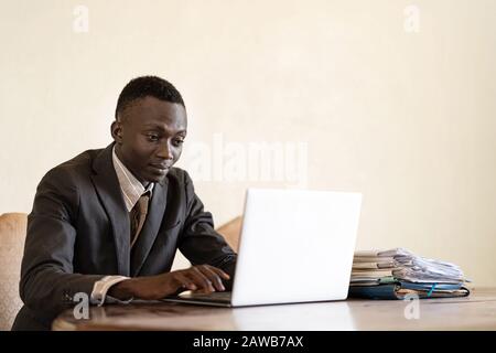 Afrikanische Ethnie zuversichtlich afroamerikanisch aussehender Chef im Büro Stockfoto