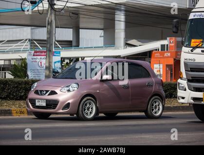 Chiangmai, Thailand - 12. Dezember 2019: Öko-Auto Nissan March. Auf der Straße Nr.1001 8 km vom Geschäftsviertel Chiangmai. Stockfoto