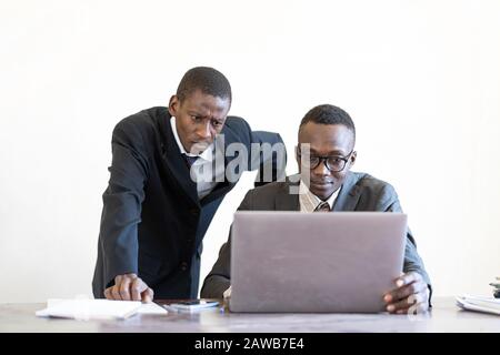 Afrikanische zwei Menschen denken in ihrem Büro vor dem Laptop Stockfoto