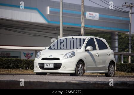 Chiangmai, Thailand - 12. Dezember 2019: Öko-Auto Nissan March. Auf der Straße Nr.1001 8 km vom Geschäftsviertel Chiangmai. Stockfoto