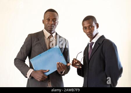 Afrikanisches Paar von Geschäftsleuten Brainstorming, das auf isoliertem Hintergrund zusammenarbeitet Stockfoto