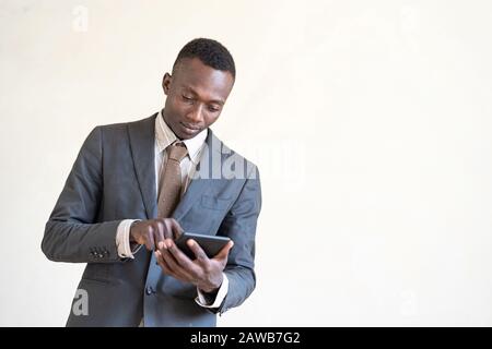 Black Business Man Lächelt, wenn er Im Büro arbeitet, isoliert im Hintergrund Stockfoto