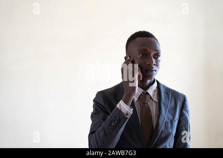 Candid Photo of African Black Man Talking ont he Phone Stockfoto